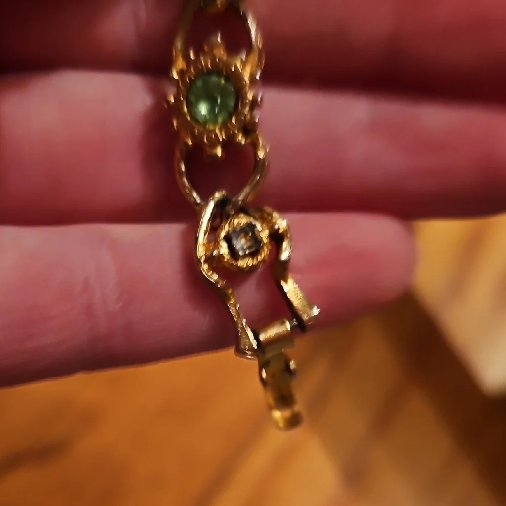 Elegant Vintage Look Gold Tone and Green Gemstone Bracelet
